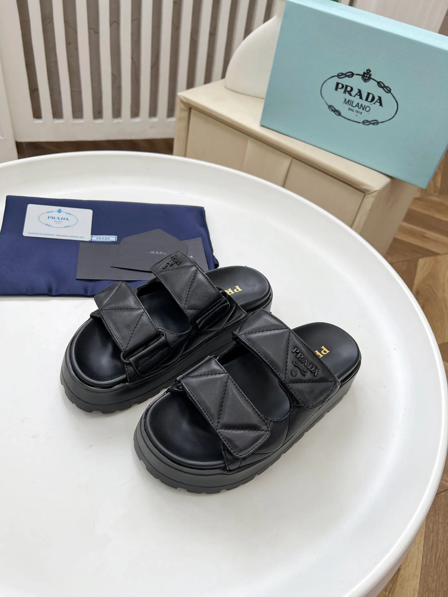 👟👟Ex-factory price 440👟👟 Prada/Prada 25ss summer new couple's beach thick-soled Birkenstock sandals. This shoe style is really a classic design that will not go out of style and is in line with everyone's current pursuit of comfortable and healthy wearing concepts. It is regarded by many domestic and foreign celebrities and fashionistas as an important choice for daily slippers. ✔Upper: imported super soft sheepskin ✔Inner lining: imported sheepskin ✔Hardware: Original molded split hardware ✔Outsole: Ultra-light, wear-resistant and non-slip foam sole ✔Number of yards: 35~40 (custom-made 40 pieces are non-refundable)